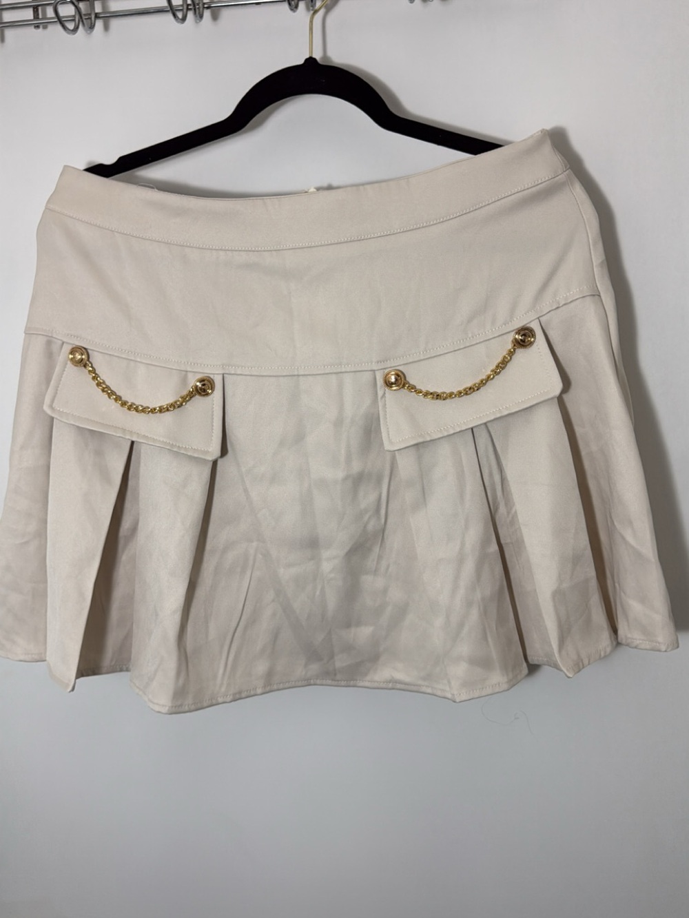 SHEIN Cream Pleated Mini Skirt with Gold Chain Accents